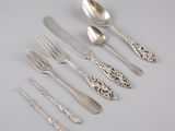 beaucoup de cuillères et de fourchettes en argent sur la table