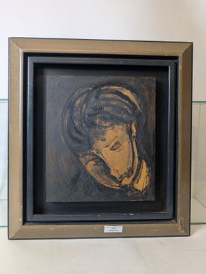 tableau représentant une femme vêtue d'une robe noire et dorée, dans un cadre noir