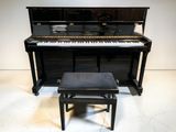 un piano et un tabouret dans une pièce
