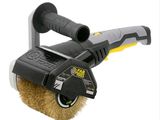 un gros plan d'une brosse à poils avec un manche jaune