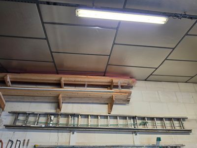 un garage où de nombreux outils sont suspendus au plafond