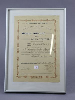 un ancien certificat est représenté dans un cadre blanc sur fond gris