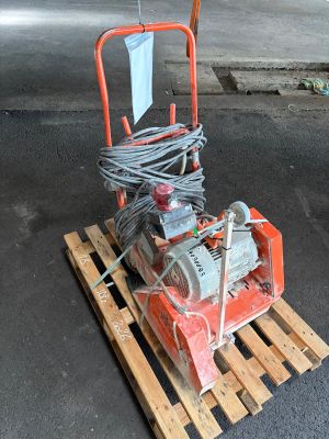 une machine posée sur une palette dans la rue