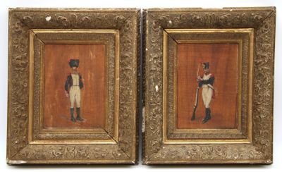 deux tableaux encadrés représentant des hommes en uniforme et coiffés d'un chapeau, sur fond blanc
