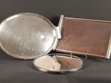 un plateau en argent orné d'un miroir et un miroir posé sur un pied
