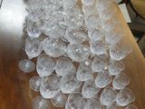 une pile de verres à vin vides posés sur une table