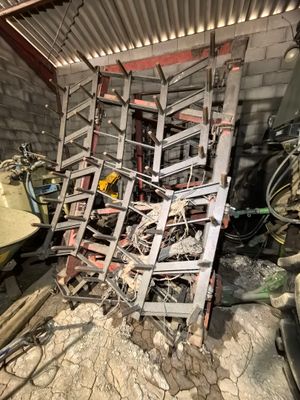 a pile of chairs that are sitting in a garage