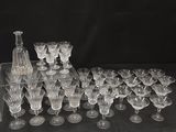 de nombreux verres à vin et une bouteille posés sur une table