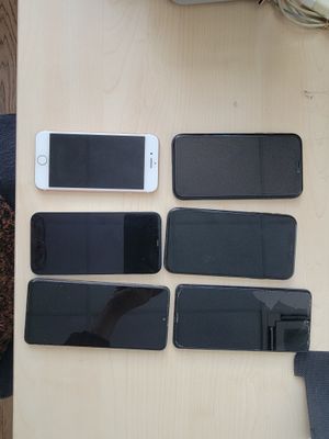 Plusieurs téléphones portables sont posés sur une table, à côté d'une tasse de café.