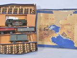 un circuit de train miniature dans une boîte, avec une carte en arrière-plan