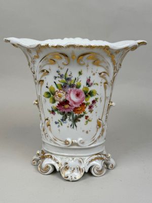 un vase blanc orné d'un motif floral