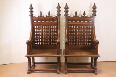 paire de bancs anciens en bois sculpté avec des dossiers sculptés