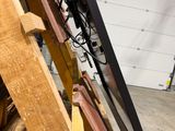 une photo d'un tas de bois dans un garage