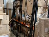 de nombreux cartons empilés sur des palettes dans un entrepôt