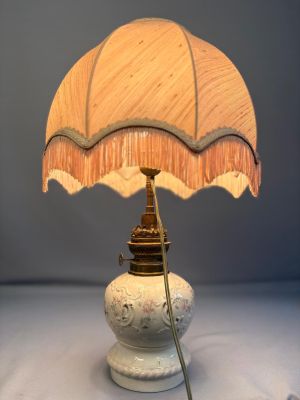 une lampe posée sur une table dans une pièce