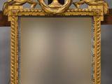 un miroir posé sur une étagère dans une pièce