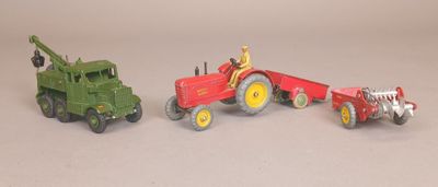 trois camions jouets assis l'un à côté de l'autre