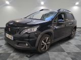 la voiture noire est garée sur un sol en damier dans le garage