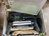 une boîte contenant des outils posée sur le sol