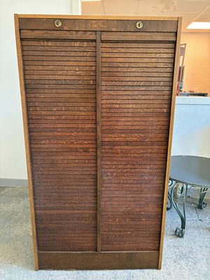 une armoire en bois avec une porte coulissante au milieu