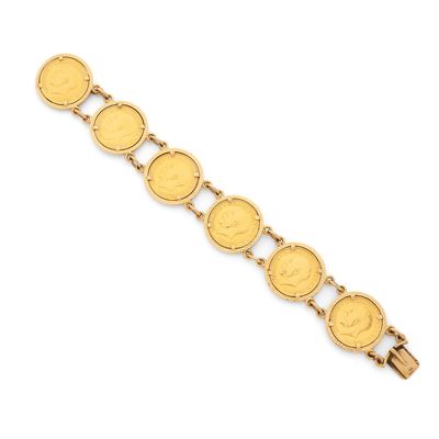 un bracelet en or 18 carats orné de breloques en forme de pièces romaines