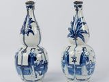 une paire de vases bleus et blancs ornés de motifs orientaux