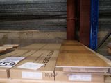 Les cartons sont empilés sur une palette dans une zone d'entrepôt