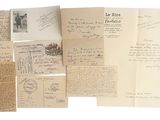 Plusieurs vieilles lettres et documents sont empilés les uns sur les autres