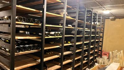 de nombreuses bouteilles de vin sur les étagères de la cave à vin
