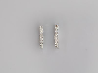 une paire de boucles d'oreilles en diamant