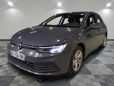 La Volkswagen Volt grise est garée dans une pièce au sol à carreaux.