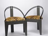 paire de chaises Art déco dont les assises sont recouvertes d'un tissu à imprimé léopard