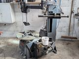 une machine qui se trouve dans un garage