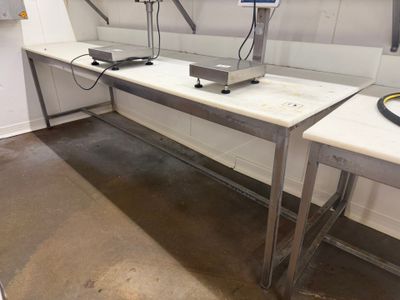une photo d'un laboratoire avec une paillasse et une balance