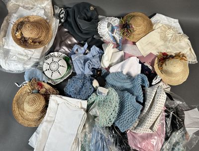 Lot de vêtements de poupées en coton, laine, etc.