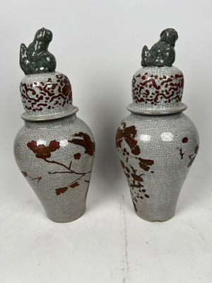 paire de vases en céramique ornés d'oiseaux sur fond blanc