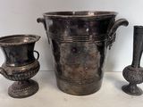 deux vases et un vase sur la table