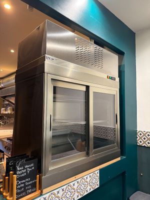 une image d'une cuisine commerciale avec des appareils en acier inoxydable