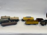 trois petits trains sont alignés sur une surface blanche