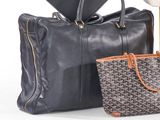 deux sacs et un sac à main posés les uns à côté des autres