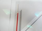 une photo d'un miroir sur lequel figure une bande rouge