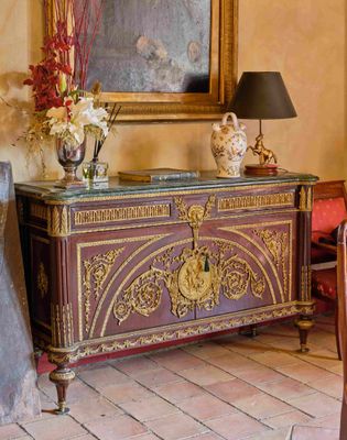 un tableau accroché au mur au-dessus d'une commode