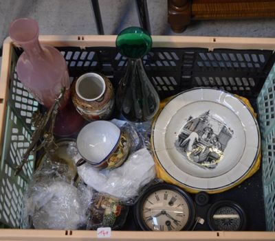 un panier rempli d'objets divers posé par terre