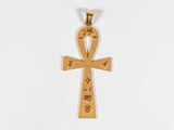 un pendentif en forme d'ankht orné d'inscriptions égyptiennes