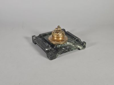 Encrier en bronze doré sculpté de feuilles et fruits du muri…