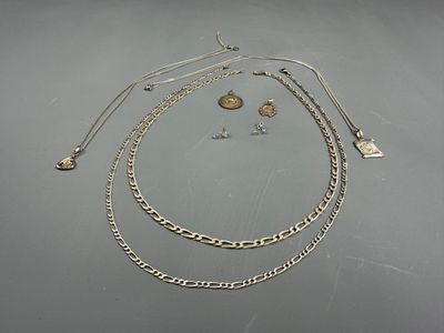 deux colliers et une paire de boucles d'oreilles posés sur une table