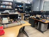 un bureau sur lequel est posé un rouleau de papier