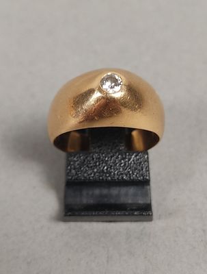 Gros plan sur une bague en or ornée d'un diamant