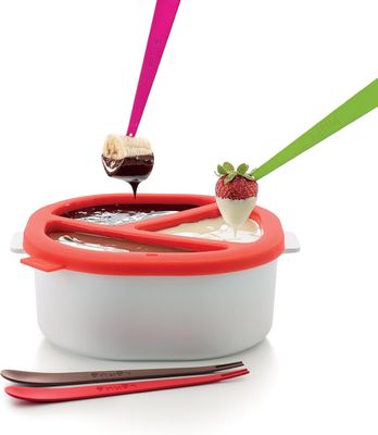 un bol de chocolat et de fraises avec une cuillère dedans