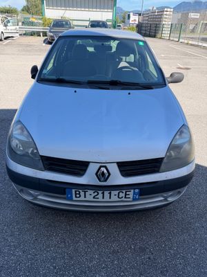 l'avant d'une voiture argentée garée dans un parking
